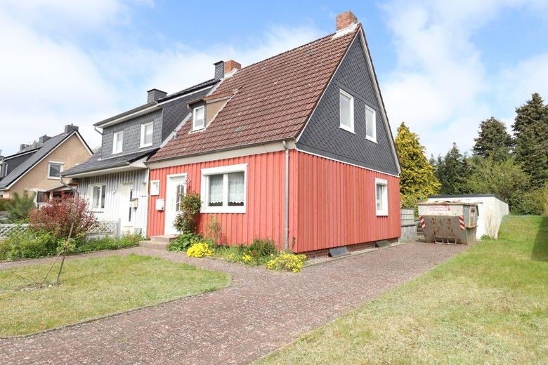 Holzhaus mit Geschichte und viel Potenzial in ruhiger Wohnlage von Bordesholm – Frontansicht