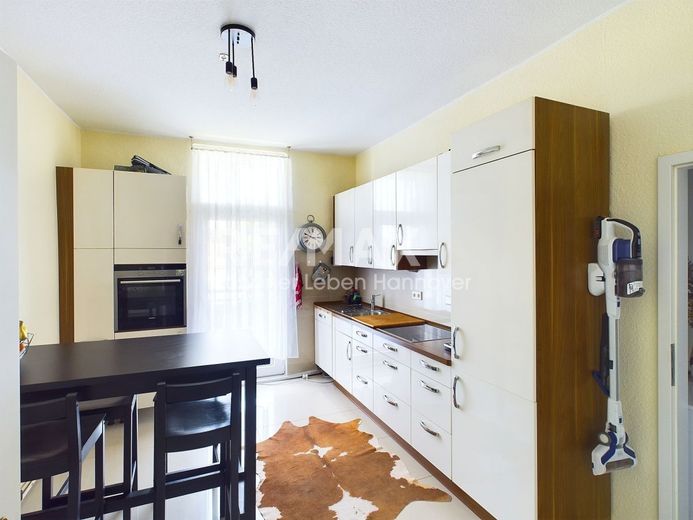 Lichtdurchflutete 3-Zimmer-Balkon-Wohnung im 2. OG mit grünem Rückzugsort – Küche