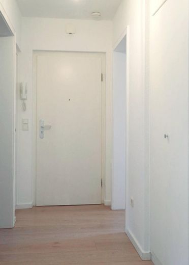 Wohnen im Grünen - Ihr Zuhause mit Balkon und 3 Zimmern – Flur mit Blick zur Eingangstür