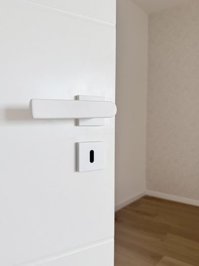 FREI Wunderschöne 1,5-Zi-Whg mit großem Balkon – Detail: hochwertige Beschläge