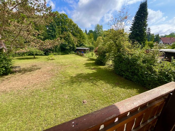 Blick von Terrasse in Garten