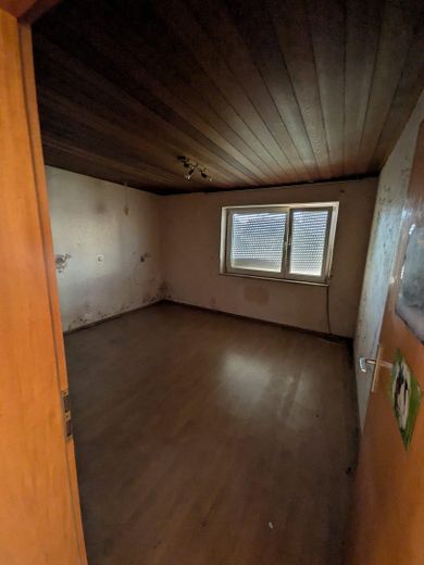 Sanierungsbedürftiges 2-Familienhaus in ruhiger Lage mit großem Garten – Foto 7