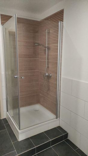 Gemütliche 1-Zimmer-Wohnung teilmöbliert mit Einbauküche barrierefrei – Dusche