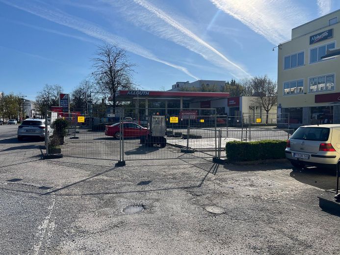 Area scoperta direttamente sulla Bodenseestraße e sulla stazione della S-Bahn – Foto 3