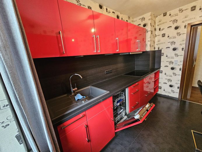 Küche mit Herd & Spülmaschine