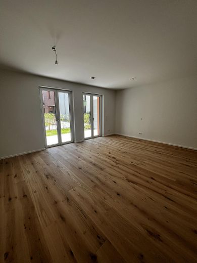 Stilvolle 3-Zimmer-Wohnung mit Südterrasse & Garten im Neubauprojekt „Wolf Höfe“ – Wohnzimmer & Küche 