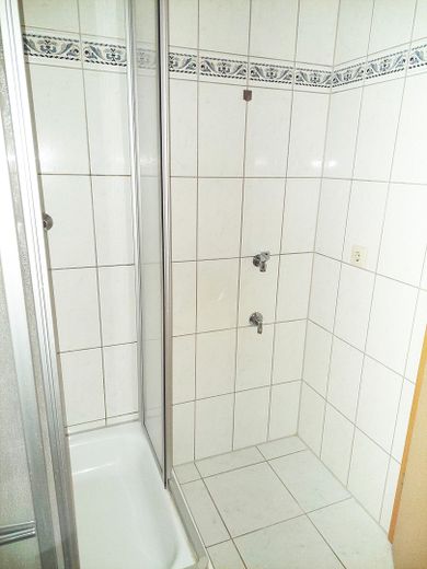 2 Zimmer WE im 3. OG - hell, gut geschnitten Top-Zustand – WC / Dusche