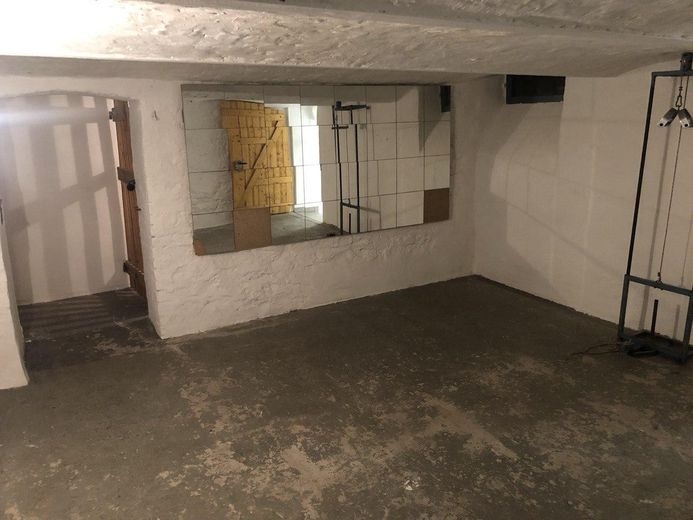 3-Fam.-Haus mit Wintergarten, großer Süd-Garten, viel Nutzfläche, erneuerbare Energien, Doppelgarage – Keller
