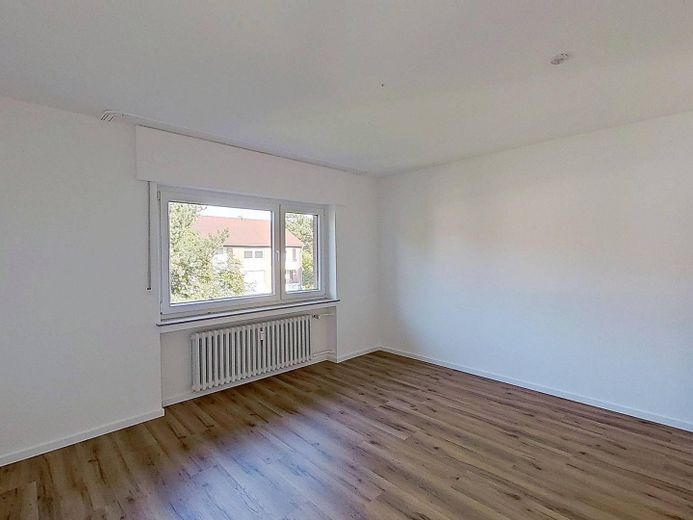 Huzurlu konumda modern yaşam: BALKONLU ve küvetli banyolu geniş 3 odalı daire – Ansicht I: Schlafzimmer I