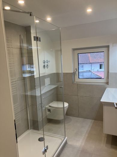 Zweitbezug nach Kernsanierung. Moderne & zentral gelegene 6-Zimmer Wohnung mit EBK – Neues Badezimmer