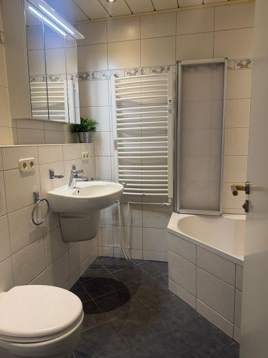 Penthouse mit großer Dachterrasse, Panoramablick & privater Sauna – Bad mit Eckbadewanne & Dusche