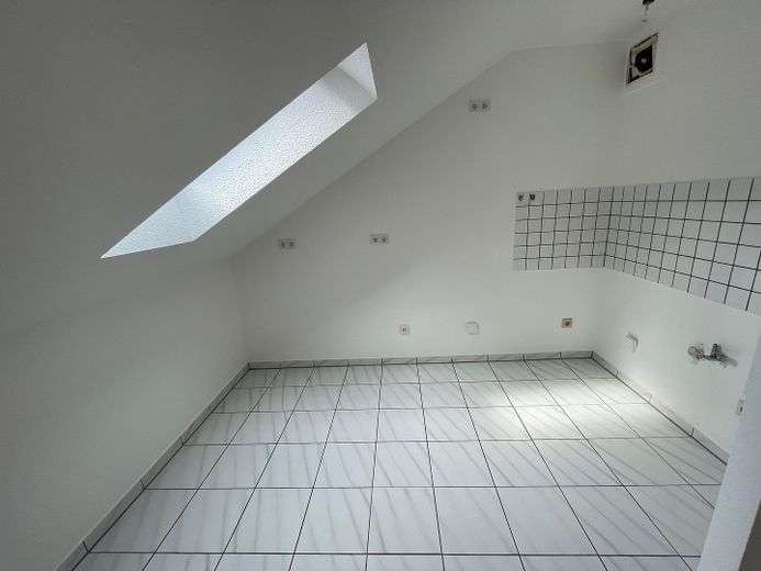 Helle 2-Zimmer Wohnung, Balkon, modernes Bad – Küche