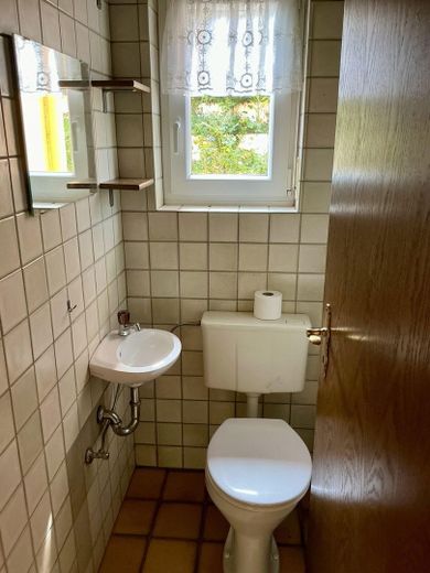 am Gäste-WC vorbei.