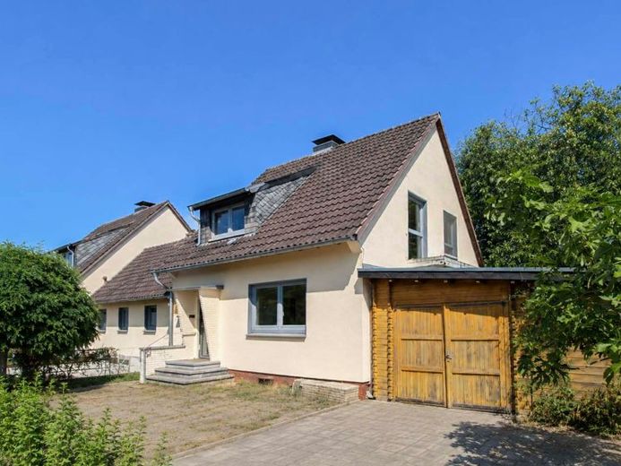 Familienidyll in Bestlage – großer Garten, Feldrandlage, Rheinnähe und kurze Wege nach Düsseldorf – Foto 1