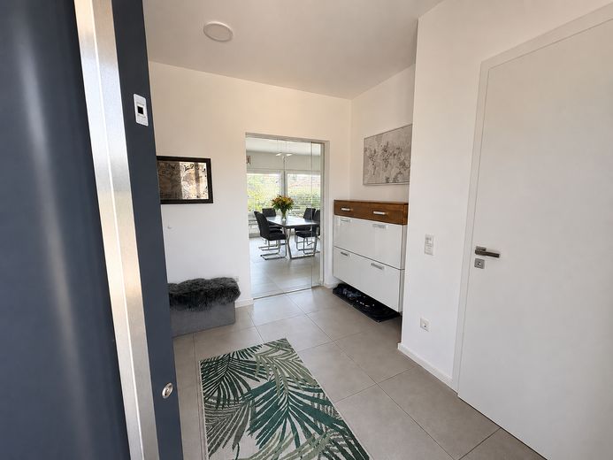 Esclusiva casa unifamiliare KFW 40+ con appartamento indipendente e ampio giardino – Eingangsbereich