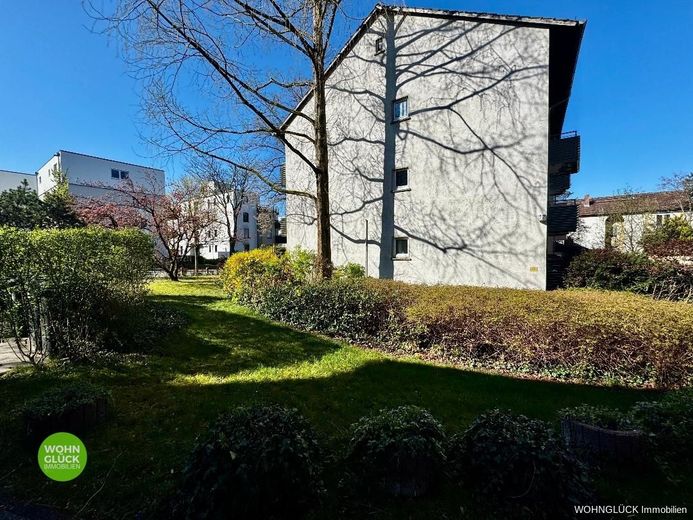 Lichtdurchflutetes Wohnjuwel in Bessungen – Haus seitlich