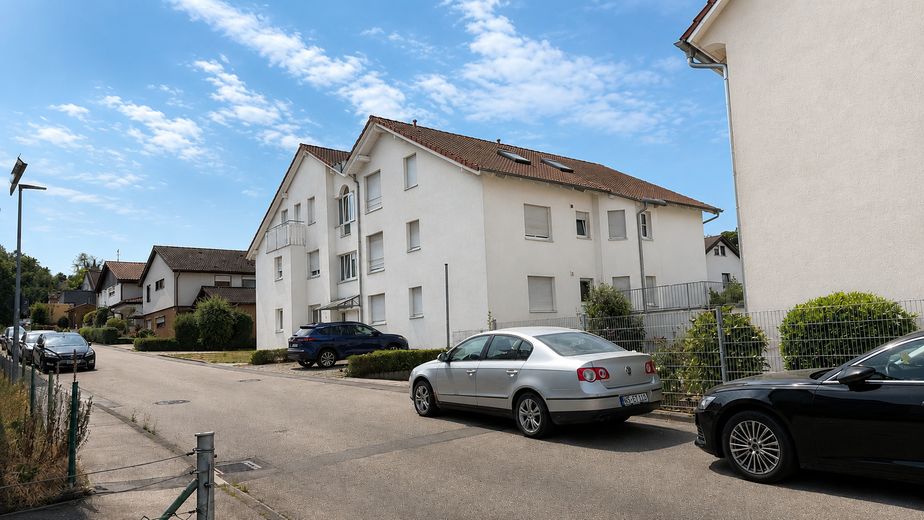 Appartamento di 3,5 locali. Piano terra, terrazza, posto auto + garage interrato. Privo di barriere, senza provvigione, da privato, senza agenzia – Strassenansicht