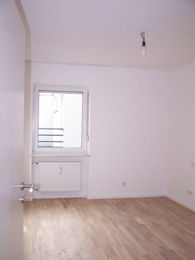 SCHWABING-WEST HELLE, MODERNISIERTE 2-ZIMMER-WOHNUNG MIT LOGGIA, SCHWIMMBAD UND GROSSER DACHTERRASSE – Schlafzimmer