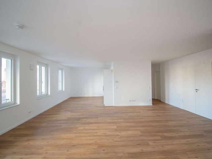 BESONDERES WOHNGEFÜHL // 3 Zimmer, Terrasse u.v.m. // EINBAUKÜCHE VORHANDEN – Foto 1
