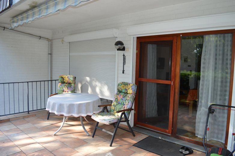 "Attraktives Reihenhaus" in "Weser"-Nähe, ruhige Lage, im schönen "Bremer Norden" – Schöne Terrasse mit Markise