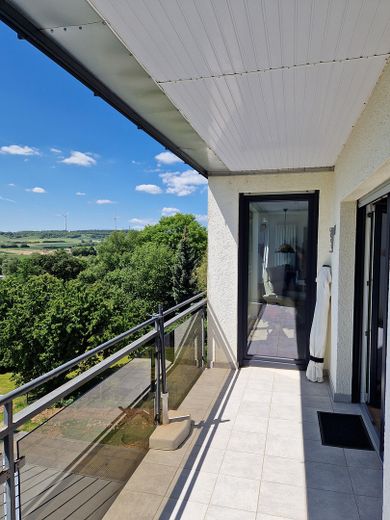3-Zimmer Penthouse-Wohnung barrierefrei mit  Balkon, Terrasse und Loggia in Bad Camberg – Fernsicht von Balkon