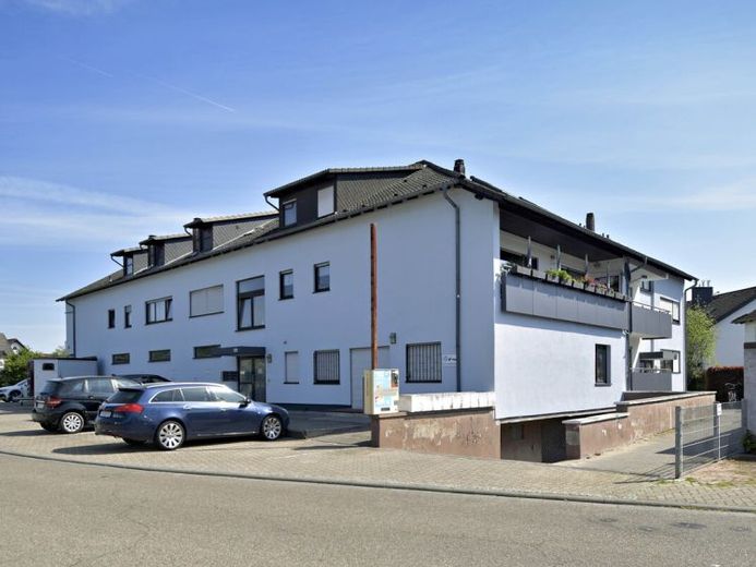 Gut geschnittene Wohnung mit TG Stellplatz und eigenem Zugang zum Garten! – Foto 1