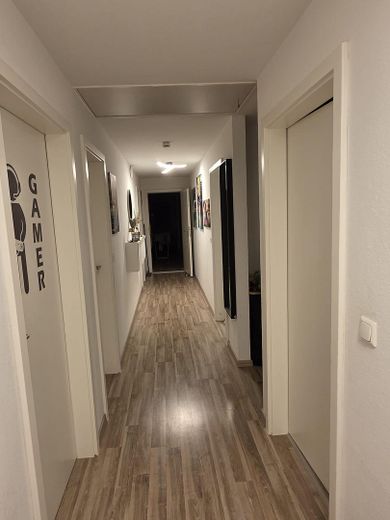 Modernisierte Dachgeschosswohnung – Flur (eingerichtet)