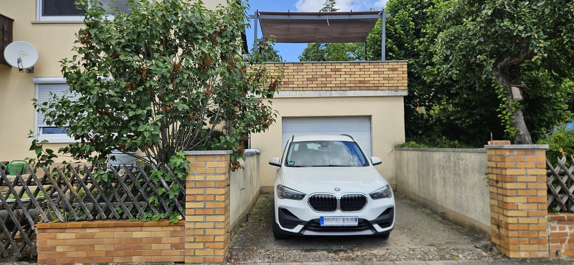Schweinfurt yakınında misafir daireli ev, ticari salon + imarlı arsa – Einliegerwohnung Garage