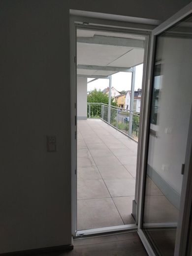 Відремонтована 4-кімнатна квартира на першому поверсі з великим балконом і садовою ділянкою – Ausgang Balkon 