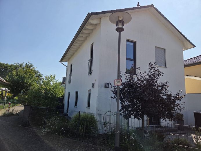 Attraktives freistehendes Einfamilienhaus mit großem Garten und PV-Anlage in Hanau/ Großauheim – Foto 2