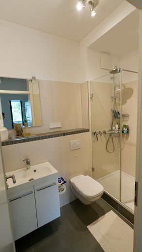 Möblierter 4-Raum nähe Ostkreuz mit großer Terrasse [Untervermietung] – Bad Gäste mit Dusche