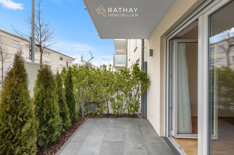 Stadtnah wohnen mit Komfort: 2-Zimmer-Erdgeschosswohnung mit Südterrasse &amp; Tiefgarage – Terrasse