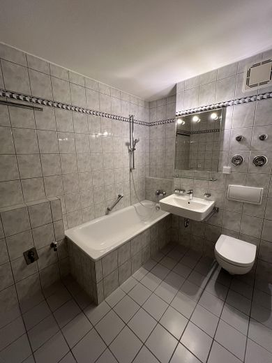 Frisch renovierte 2-Zimmer-Wohnung mit neuer Einbauküche und Balkon in Sendling-Westpark – Badezimmer
