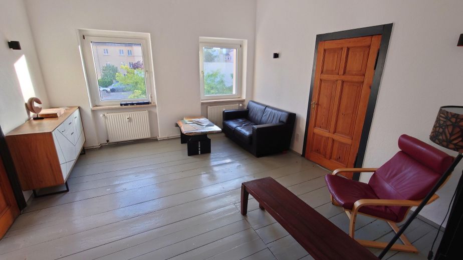 3-Zimmer-Wohnung an der THB: Kamin, Mieterstrom & Garten – Wohnzimmer