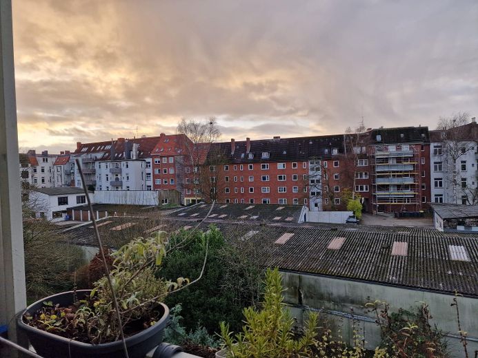 Blücher: heller, solider, Altbau und DG-Neubau - Perfekt für Eigennutzung oder Kapitalanlage – Blick vom Balkon S/W