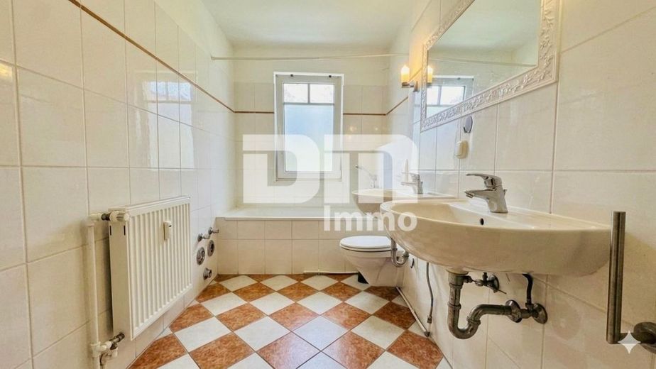 Großzügige altengerechte EG 4-Zimmer Wohnung mit großer Terrasse und Stellplatz – Badezimmer / Badewanne / Dusche / Waschmaschine