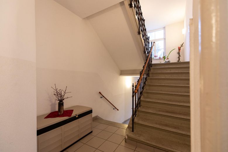 Stylish 3-room apartment with high-quality fitted kitchen and shared use of the garden – Hausflur