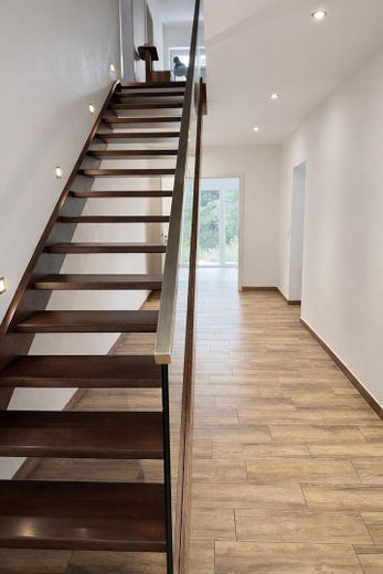 Holztreppe mit Glasgeländer