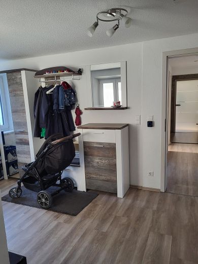 Casa unifamiliar completamente renovada con amplio jardín en una ubicación tranquila y bien comunicada – Durchgangszimmer EG