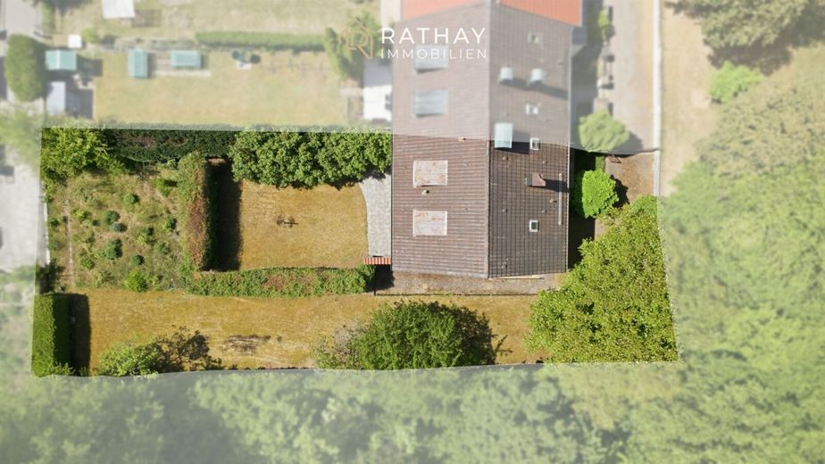 Reiheneckhaus mit 798 qm Grundstück: Sanierungschance im Regensburger Norden – Luftbild