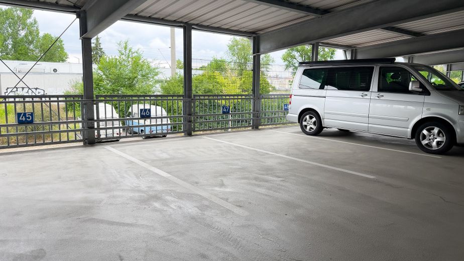 Vita assistita con terrazza sul tetto: vista panoramica sulla Stadtwald, pronta per essere abitata e senza provvigione – Stellplatz im Parkhaus