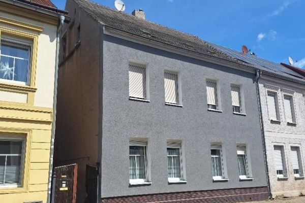 Maison plurifamiliale avec deux unités d’habitation, réserve d’aménagement dans les combles et dépendances spacieuses