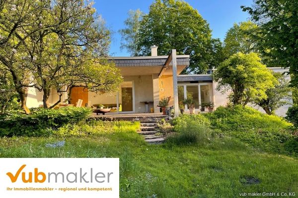 Rarità nel Fichtelgebirge: bungalow Bauhaus completamente ristrutturato con 163m² su terreno parco di 7.500 m²