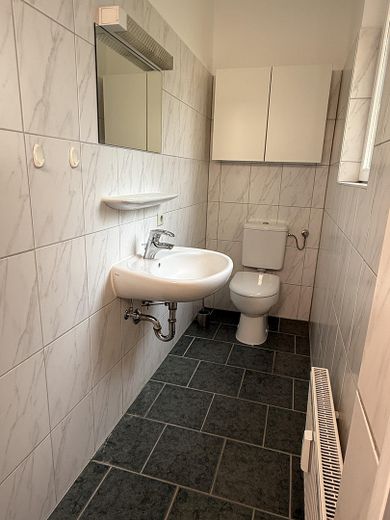 Grunewald 4 odalı daire, ayrıca bahçe, havuz ve garajlı suterre katı – Gäste WC