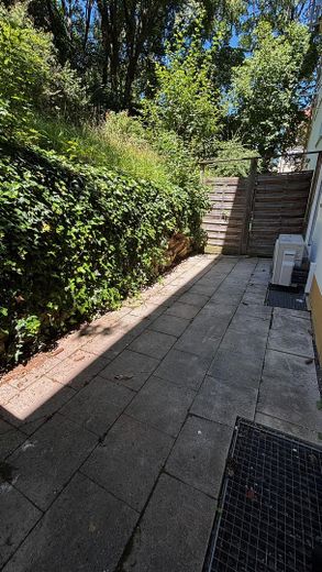 Stilvoll modernisierte Stadt-Oase mit Terrassenzugang, Gartenmitbenutzung und Klimaanlage – Terrasse