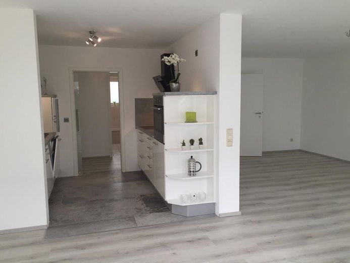 2,5 Zi.-Terrassenwohnung m. Garten (incl. Küche) + feste Tiefgarage in Forchheim/Nähe Bhf. – Küche