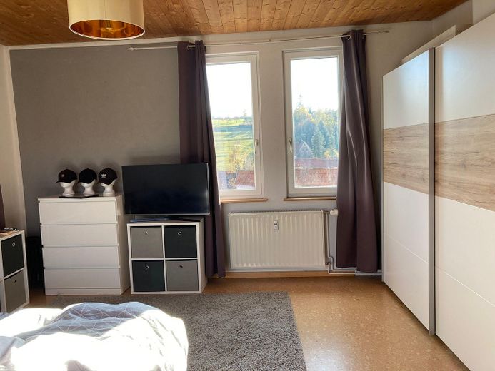 Ruim 3,5-kamerappartement met balkon, tuin en parkeerplaats – Foto 9