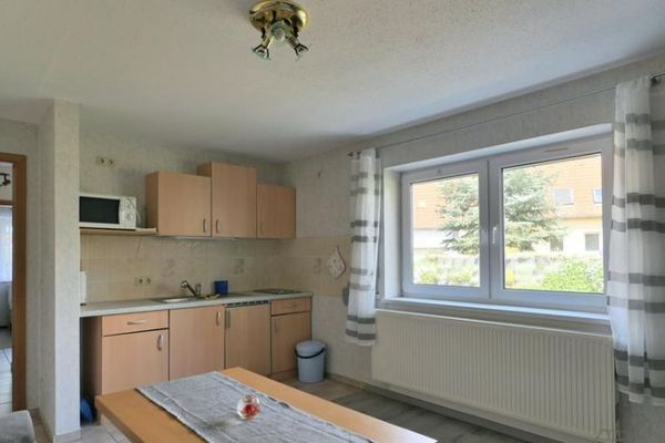 (EF0497_M) Drezno: Kesselsdorf, małe umeblowane mieszkanie 2-pokojowe z osobnym wejściem dla osób wracających do domu na weekendy, możliwy serwis