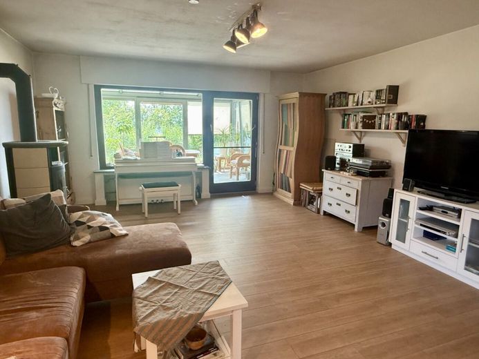 Naturnah leben &amp; Aussicht genießen - mit Garten und Doppelgarage in Exter – Helles Wohnzimmer