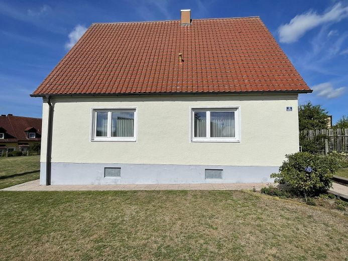 Freistehendes Einfamilienhaus mit großem Grundstück und viel Potenzial in Kühbach – Ostansicht